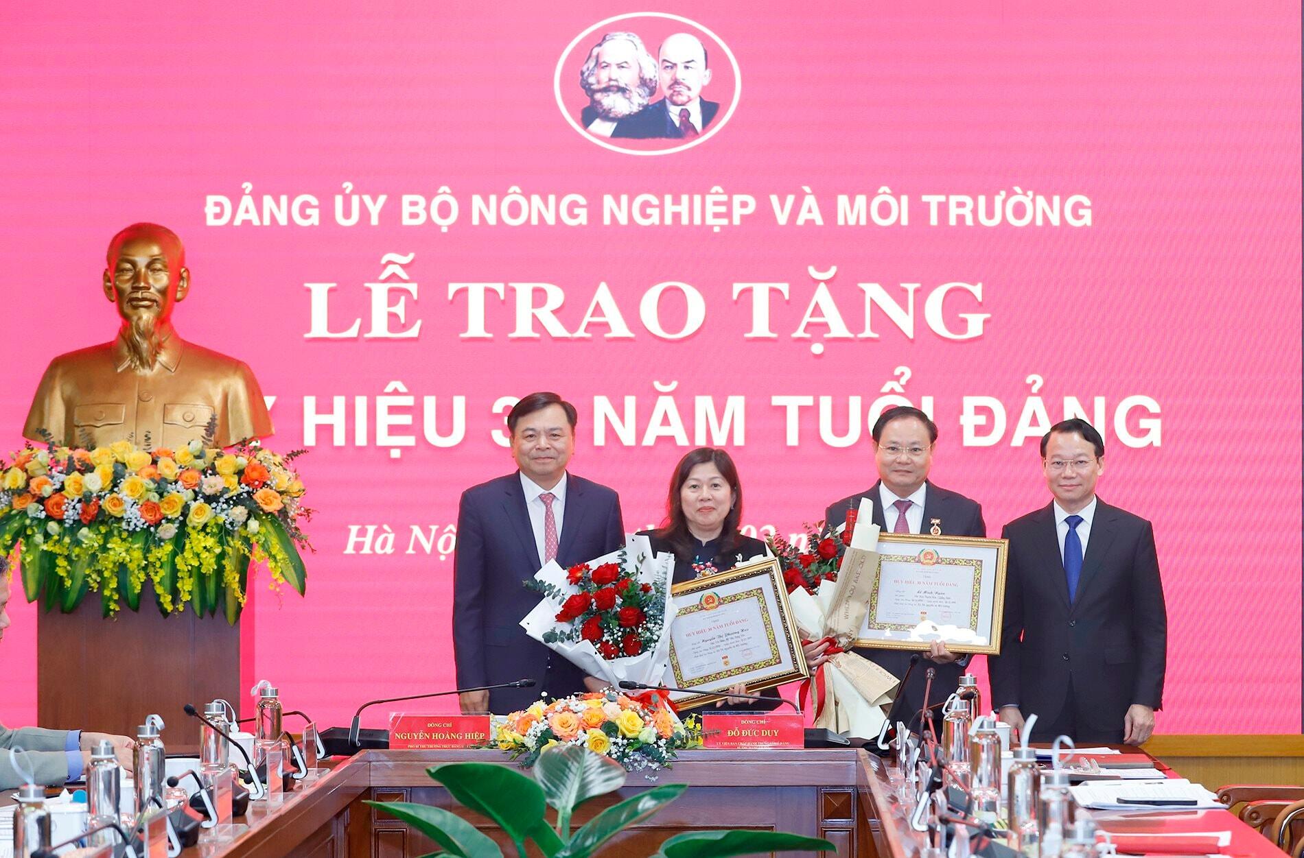 Trao tặng Huy hiệu 30 năm tuổi Đảng cho các đồng chí Thứ trưởng Nguyễn Thị Phương Hoa và Lê Minh Ngân 